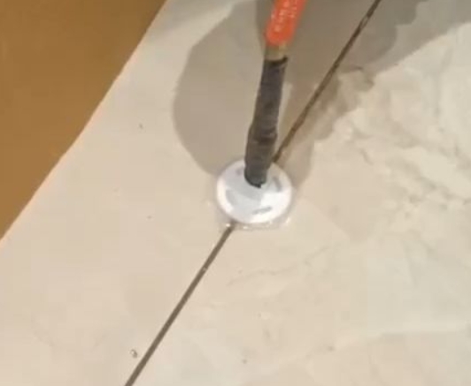 班玛瓷砖空鼓维修公司专业解答瓷砖在铺贴过程中，如果没有涂抹均匀到位的粘结材料（如水泥砂浆或瓷砖胶），可能会导致以下问题