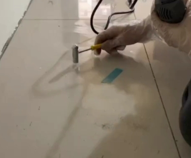 班玛瓷砖开裂维修公司专业分享瓷砖在铺贴前如果没有沥干水分，将会导致以下问题
